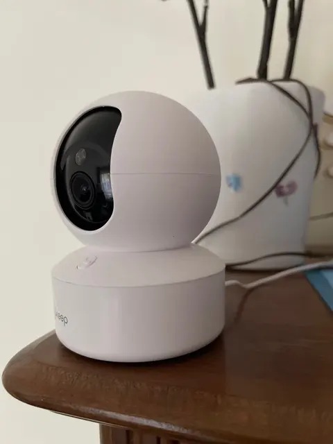 Cámara de vigilancia WiFi 2K de interior colocada sobre una mesa