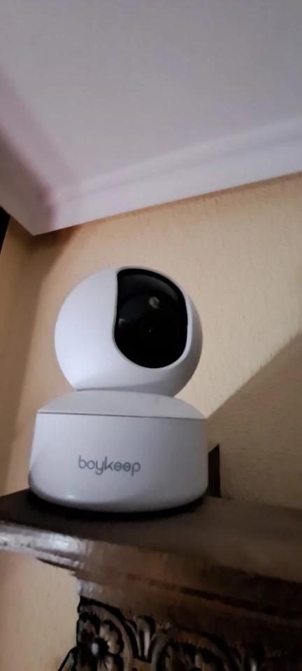 Cámara de vigilancia 360 grados girando para cubrir toda la habitación de una casa