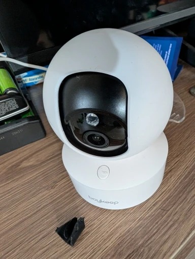 Cámara de videovigilancia instalada en el portal de una comunidad de vecinos